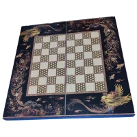 تخته شطرنج چوبی با کلاف نراد و کف MDF روکش شده، با پوشش پلی استر، ابعاد 48x48 سانتی‌متر، وزن 1600 گرم، دارای چفت کلنگی آنتیک و لولاهای قوی، همراه با کیف