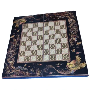 تخته شطرنج چوبی با کلاف نراد و کف MDF روکش شده، با پوشش پلی استر، ابعاد 48x48 سانتی‌متر، وزن 1600 گرم، دارای چفت کلنگی آنتیک و لولاهای قوی، همراه با کیف